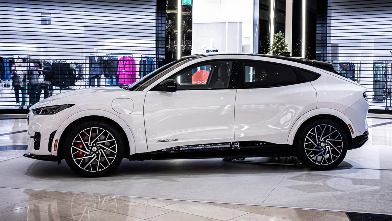 Πασαρέλα στο Golden Hall για τη Ford Mustang Mach-E GT